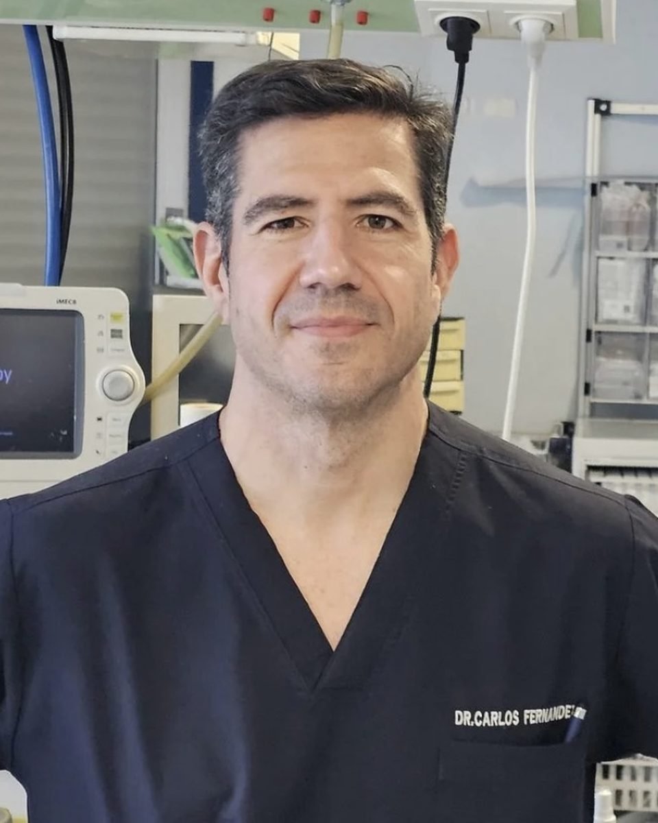Dr. Carlos Fernández Ramos en quirófano